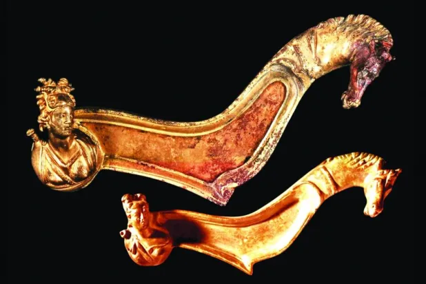 قطعة برونزية مذهبة من قرية الفاو تقابلها قطعة إيطالية مشابهة من محفوظات متحف مقاطعة لوس أنجلوس للفنون