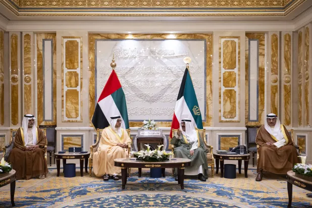 أمير الكويت الشيخ مشعل الأحمد ونائب رئيس دولة الإمارات الشيخ منصور بن زايد خلال اللقاء في العاصمة الكويتية (وام)