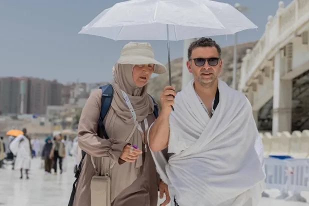 وزارة الصحة السعودية تؤكد على الحجاج استخدام المظلات للوقاية من ضربات الشمس (واس)