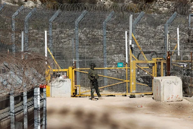 جندي إسرائيلي يقف على حدود المنطقة العازلة في الجولان (أ.ف.ب)