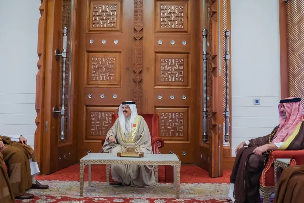 الملك حمد بن عيسى آل خليفة ملك البحرين خلال استقباله اليوم في قصر الصافرية الشيخ محمد بن عبد الله بن محمد آل ثاني وزير المواصلات القطري (بنا)