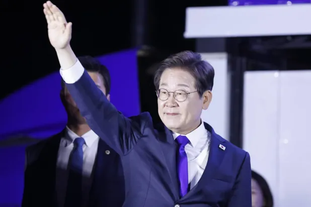 Jae-myung, erken seçimleri kazandıktan sonra cumhuriyetin yeni başkanı ilan edilmesinin ardından gelen günü kutluyor (EPA)