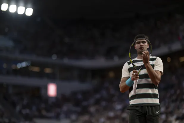 كارلوس ألكاراس يتقدم في باريس (د.ب.أ)