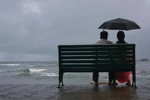 يفضّل عدد كبير من الناس البقاء في زواج تعيس على الانفصال عن الشريك (رويترز)