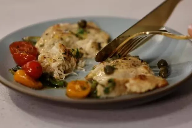 النظام الغذائي الذي يعتمد على تقليل السُّعرات الحرارية قد يرتبط بتفاقم أعراض الاكتئاب (أرشيفية-رويترز)