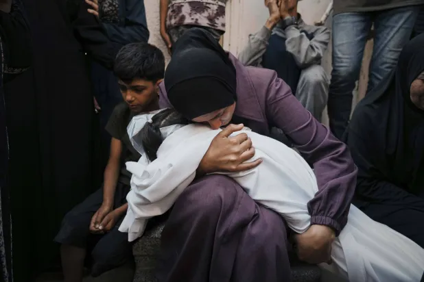 الأم تبكي مقتل طفلتها ميار أبو عودة وعمرها 8 سنوات في مستشفى «الشفاء»... (أ.ب)