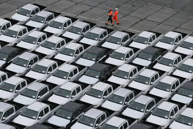 سيارات صينية جديدة تم تفريغها من سفينة في ميناء تجاري روسي (رويترز)