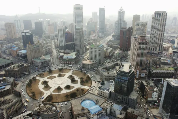 مشهد جوي عام من وسط مدينة داليان شرق الصين (أ.ب)