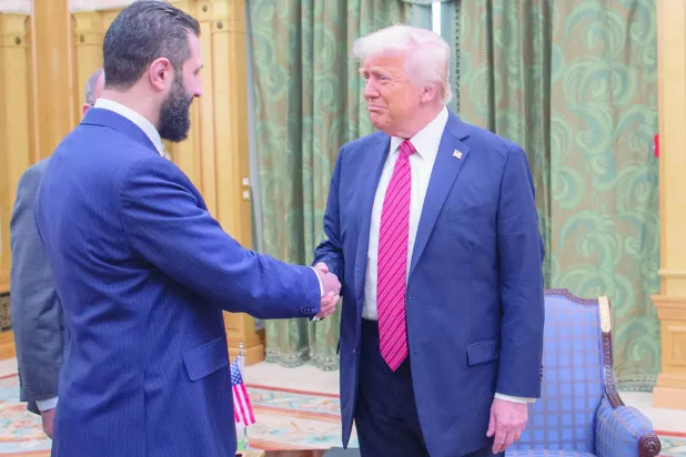 مصافحة بين الرئيسين الأميركي دونالد ترمب والسوري أحمد الشرع في الرياض 14 مايو الماضي (أ.ب)