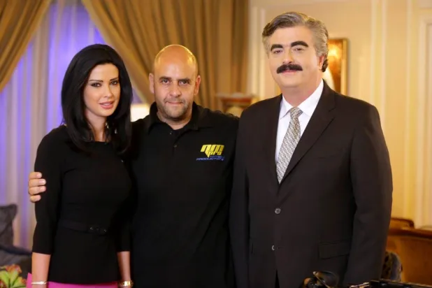 نديم مهنا متوسِّطاً بطلَي مسلسل «رفيق» ديانا فاخوري وعلاء علاء الدين (الجهة المُنتِجة)