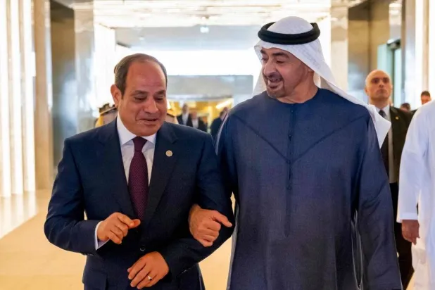 رئيس الإمارات الشيخ محمد بن زايد وهو يستقبل الرئيس المصري عبد الفتاح السيسي في المطار الرئاسي في أبوظبي (أ.ف.ب)