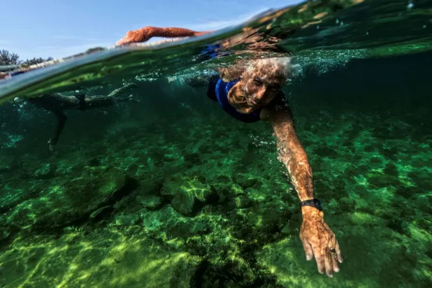 ماريا كريستينا كوردوفيس البالغة من العمر 78 عاماً تسبح في هافانا (أ.ف.ب)