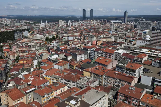 باتت إيجارات المشاكن المرتفعة تلتهم غالبية دخل الأسر في تركيا (رويترز)