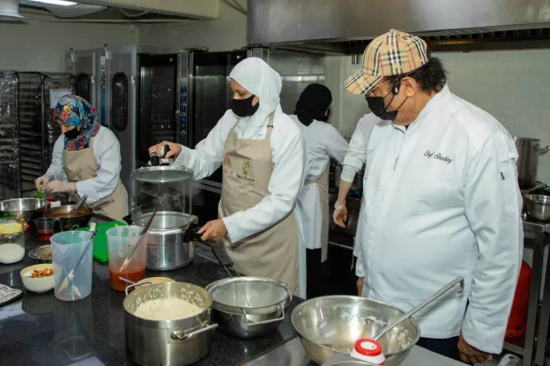 المشاركون في «طاهي الحج» خضعوا لتدريبات مكثفة قبل تسلمهم مهمة إعداد وجبات الحجاج (الشرق الأوسط)