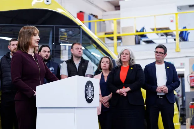 وزيرة الخزانة البريطانية خلال زيارتها مدينة روتشديل للإعلان عن تخصيص بمليارات الدولارات للنقل العام 4 يونيو 2025 (رويترز)