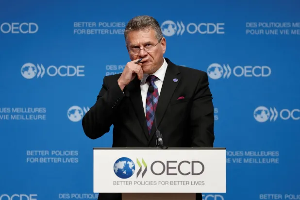 ماروش شيفتشوفيتش كبير مفاوضي الاتحاد الأوروبي للتجارة في مؤتمر صحافي يوم الأربعاء بالعاصمة الفرنسية باريس على هامش اجتماع «منظمة التعاون الاقتصادي والتنمية» (رويترز)