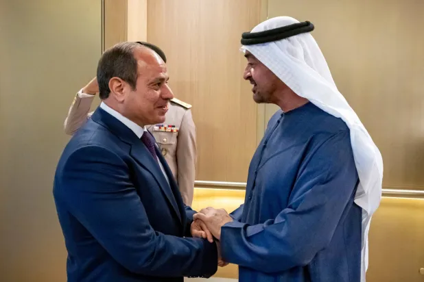 الرئيس المصري عبد الفتاح السيسي يصافح الرئيس الإماراتي الشيخ محمد بن زايد في أبوظبي 4 يونيو 2025 (رويترز)