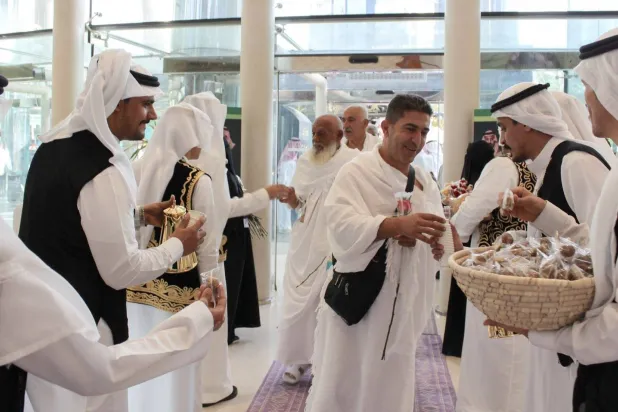 ضيوف خادم الحرمين الشريفين من حجاج فلسطين لدى وصولهم (واس)