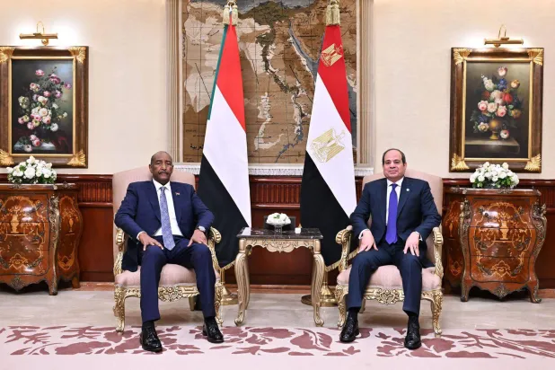 الرئيس المصري عبد الفتاح السيسي في لقاء سابق مع رئيس مجلس السيادة السوداني الفريق أول ركن عبد الفتاح البرهان (الرئاسة المصرية)