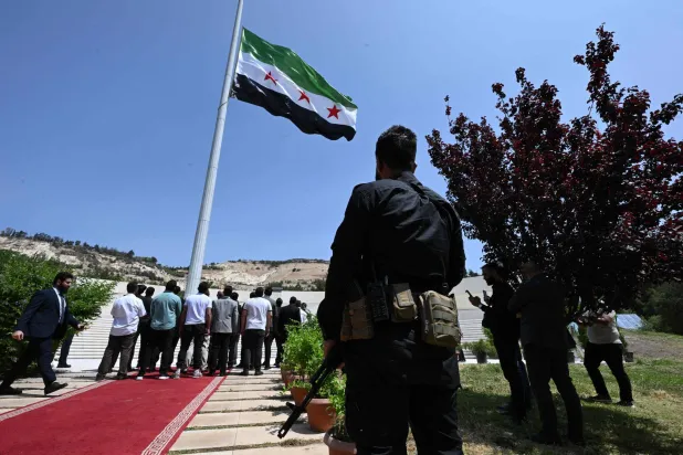 علم سوري كبير على سارية في «حديقة تشرين» بدمشق يوم 4 يونيو 2025 (أ.ف.ب)