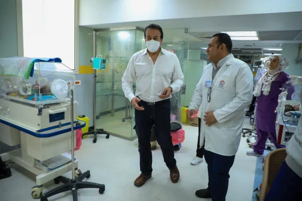 نائب رئيس الوزراء وزير الصحة المصري د.خالد عبدالغفار في إحدى حضَّانات الأطفال (وزارة الصحة والسكان)