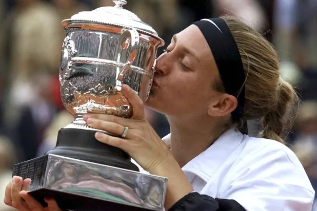 ماري بيرس مع كأس بطولة فرنسا المفتوحة عام 2000 (أ.ب)