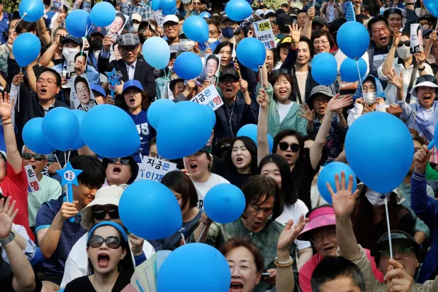 أنصار لي جاي - ميونغ خلال تجمّع انتخابي في سيول يوم 28 مايو (رويترز)