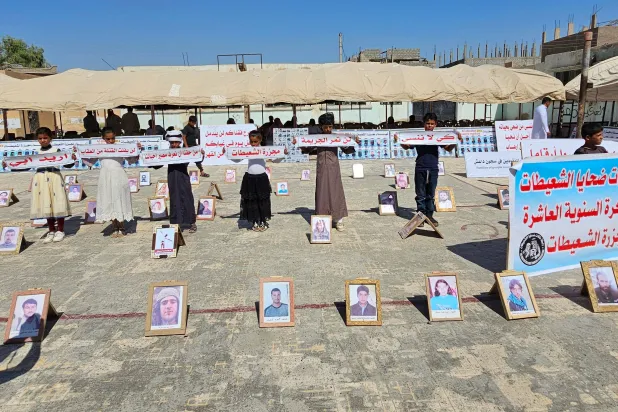 صورة وزّعها «متحف سجون داعش» لفعالية أقامتها عائلات ضحايا عشيرة الشعيطات إحياءً لذكرى المجزرة (الشرق الأوسط)