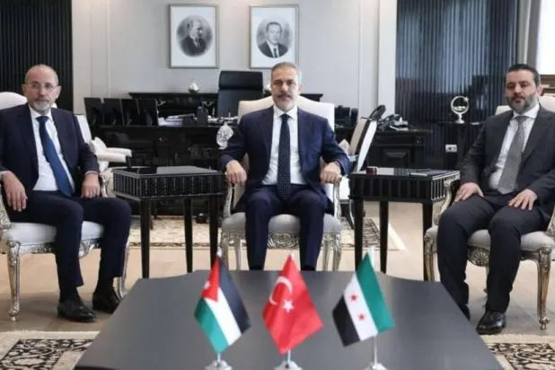اجتماع لوزراء خارجية تركيا والأردن وسوريا في أنقرة الشهر الماضي لبحث التنسيق ضد «داعش» (الخارجية التركية)