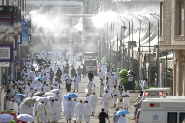 مراوح رذاذ لتلطيف الأجواء لضيوف الرحمن في مشعر مِنى (تصوير: بشير صالح)
