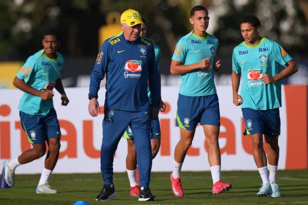 أنشيلوتي يقود المنتخب البرازيلي في أول حصة تدريبية قبل مواجهة الإكوادور (أ.ب)