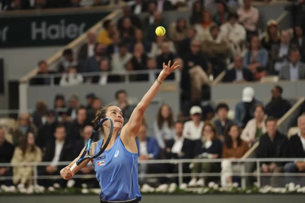 استمرت لويس بواسون في مفاجآتها بعدما أطاحت بأندرييفا لتبلغ نصف النهائي (أ.ب)