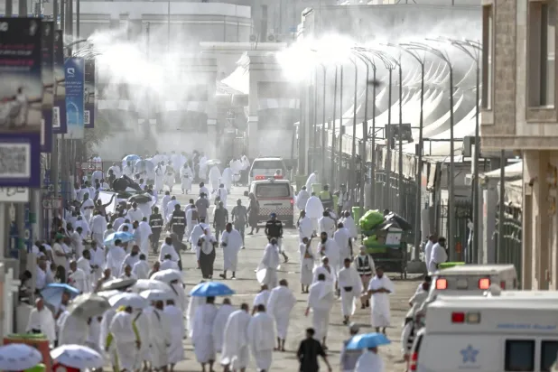 مراوح رذاذ لتلطيف الأجواء لضيوف الرحمن في مشعر مِنى (تصوير: بشير صالح)