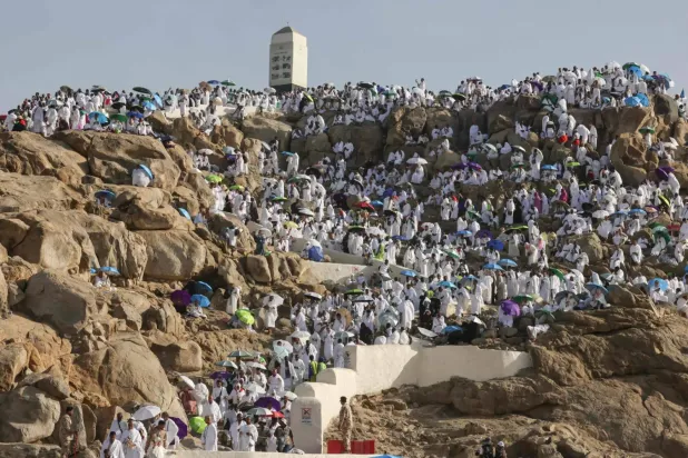 Hacı adayları büyük rüknü eda etmek üzere Arafat'ta