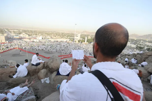 الحجاج فوق جبل الرحمة بعد وصولهم إلى مشعر عرفات فجر الخميس (تصوير: عدنان مهدلي)