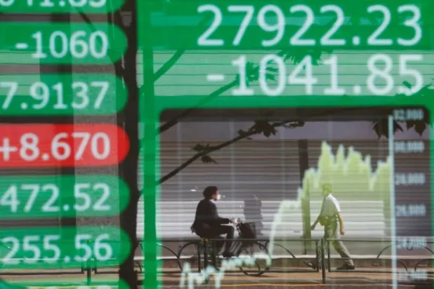 لوحة إلكترونية تعرض مؤشر نيكي في طوكيو (رويترز)