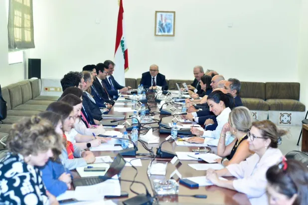 رئيس مجلس الوزراء اللبناني نواف سلام يترأس اجتماعاً مع بعثة صندوق النقد الدولي في السراي الكبيرة (منصة إكس)