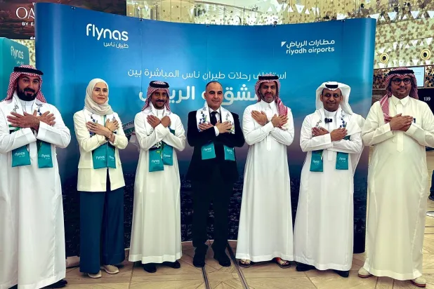 ممثلون من «طيران ناس» وشركة «مطارات الرياض» ومن سوريا خلال حفل تدشين انطلاق الخط بين الرياض ودمشق (الشركة)