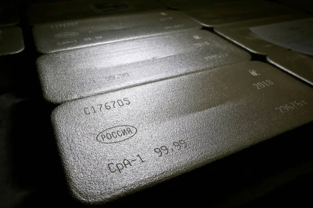 سبائك فضة في مصنع كراستسفيتميت بمدينة كراسنويارسك الروسية (أرشيفية - رويترز)