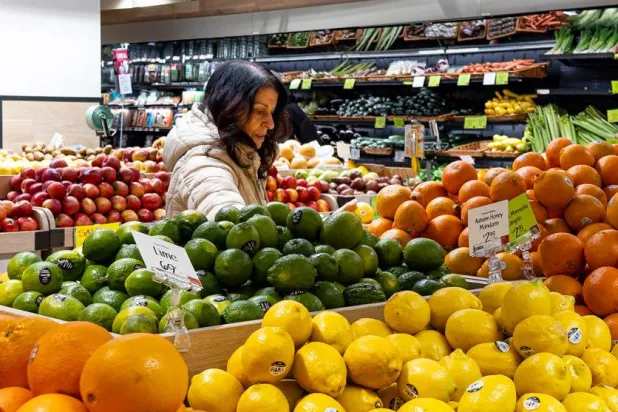 تناول الفواكه والخضراوات يمكن أن يقلل من خطر الإصابة بأمراض القلب والسكري (أ.ب)