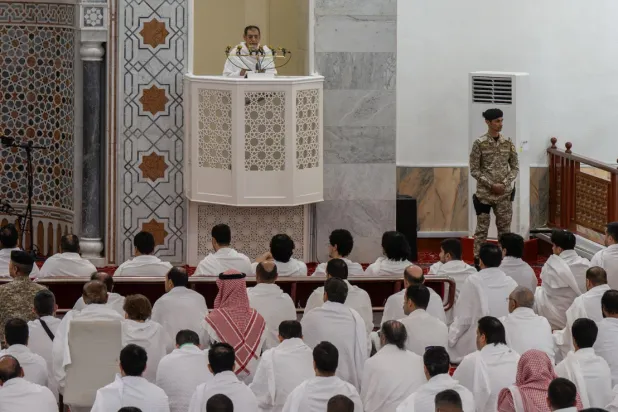الحجاج يؤدون صلاتي الظهر والعصر جمعاً وقصراً في مسجد نمرة (واس)
