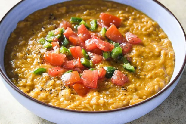 نظراً للعناصر الغذائية التي يحتويها يعدّ العدس من العناصر المهمة لتجديد العظام (أ.ب)