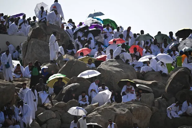 الحجاج ينفرون إلى مزدلفة بعد وقفة عرفات