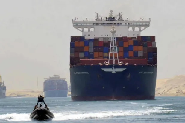 سفينة حاويات تمر في قناة السويس (رويترز)