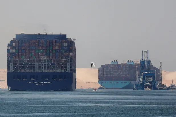 حاويات تعبر قناة السويس في الإسماعيلية بمصر (رويترز - أرشيفية)