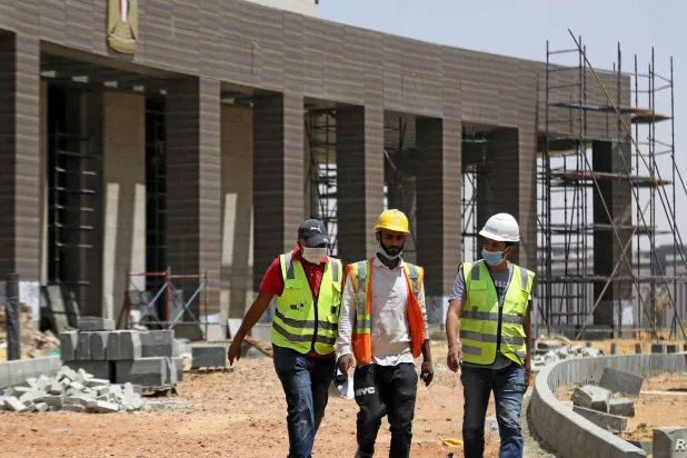 عمال بأحد مواقع الإنشاءات في مصر (رويترز)