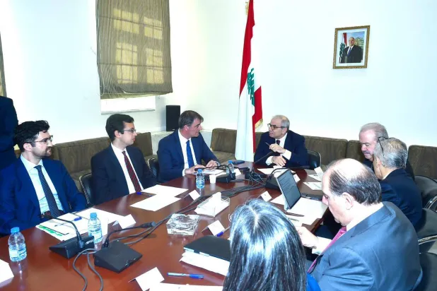 رئيس الحكومة نواف سلام مترئساً الخميس اجتماعاً ضم رئيس بعثة صندوق النقد الدولي أرنستو راميرز ووزيري المالية ياسين جابر والاقتصاد والتجارة عامر البساط وحاكم مصرف لبنان كريم سعيد (رئاسة الحكومة)