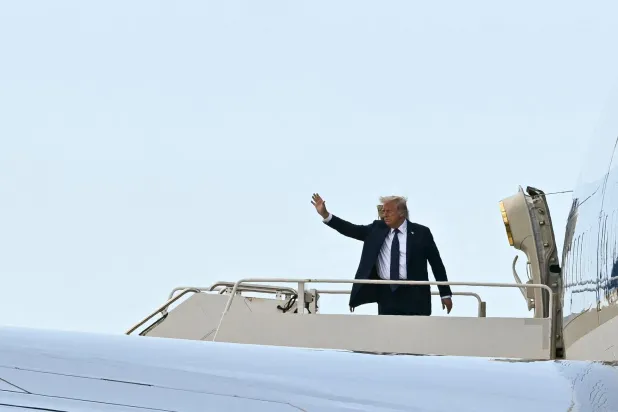 الرئيس الأميركي دونالد ترمب يلوّح بيده أثناء صعوده على متن طائرة «إير فورس وان» الرئاسية (أ.ف.ب)