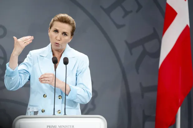 رئيسة الوزراء الدنماركية مته فريدريكسن خلال مؤتمر صحافي في كوبنهاغن (إ.ب.أ)