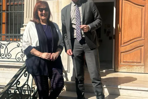 ميخائيل أونماخت القائم بالأعمال لبعثة الاتحاد الأوروبي لدى سوريا أمام مقر البعثة في دمشق مع المفوضة الأوروبية (إكس)